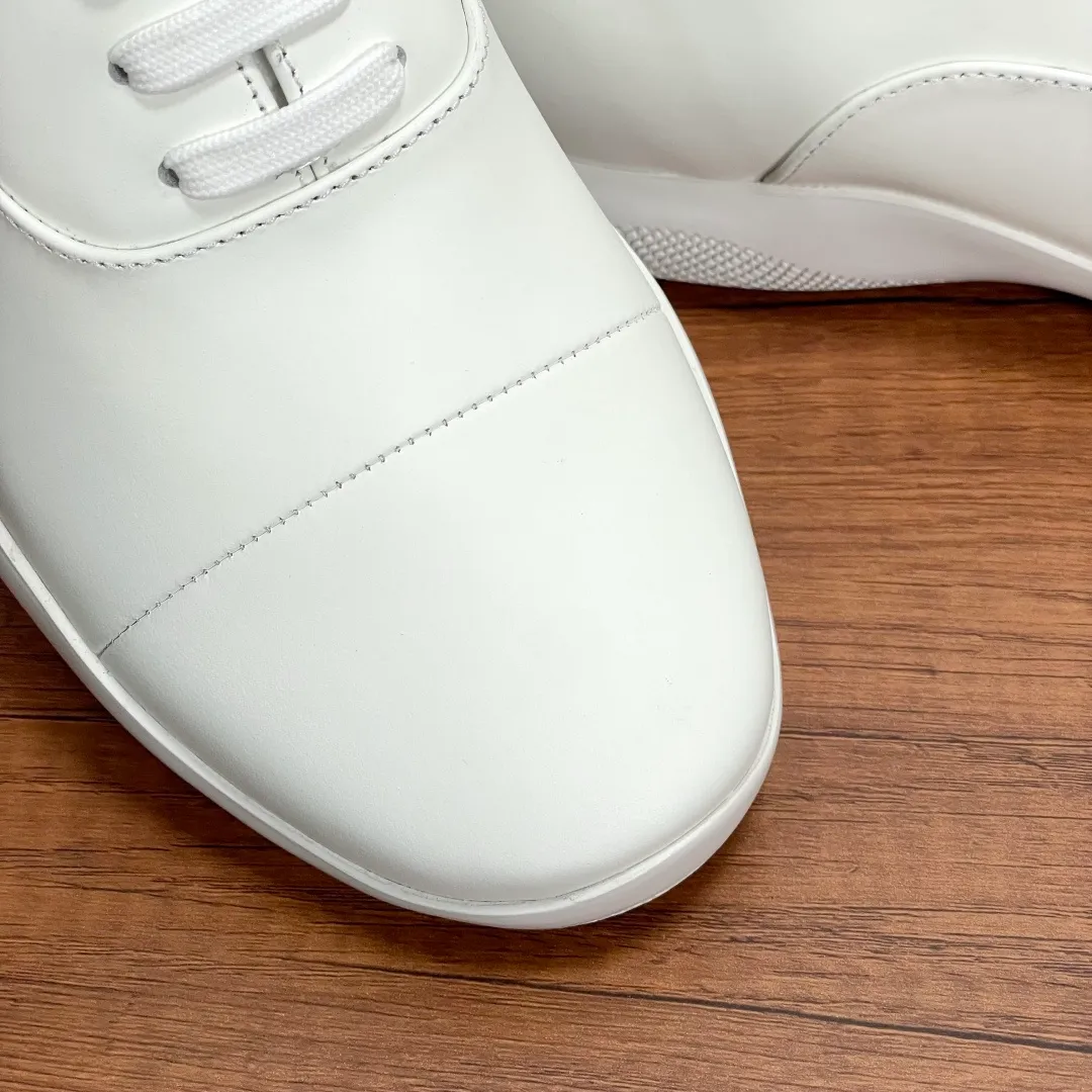 💰720 Code: YS003342 Prada/Prada men's new leather sneakers. This sneaker is made of imported calf leather, with a two-jointed Oxford shoe upper design, inspired by classic aesthetic concepts. Equipped with 3.5cm iconic red label lightweight elastic rubber soles, fabric and cowhide mixed lining, and silk-printed logo cowhide foot pads. The style is versatile and durable, comfortable and breathable, and comes with a full set of original packaging dust bags! Size: 39-40-41-42-43-44 Standard leather shoe size (45 can be customized but returns and exchanges are not supported) Item number: 4E0770 White